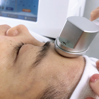 10,4” ajustes fraccionarios de la piel de la elevación de cara de Microneedling RF